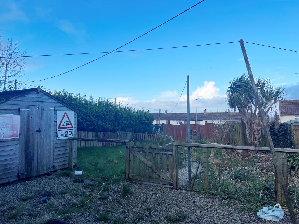 Lot: 47 - END-TERRACE HOUSE WITH GARDENS FOR UPDATING -